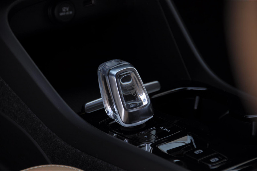 Volvo XC40 T4 190PK Automaat Inscription / Trekhaak / Adaptieve cruise control / BLIS / Stoel - Stuurwielverwarming / On Call / Parkeersensoren met 360 camera