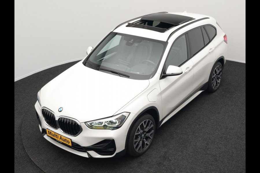 BMW X1 xDrive25e High Executive Plug In Hybrid 220pk Dealer O.H PHEV | Panodak | Adaptive Cruise | Lederen Sportstoelen Memory | Apple Carplay | Camera | 19"L.M | Head Up | Harman Kardon |