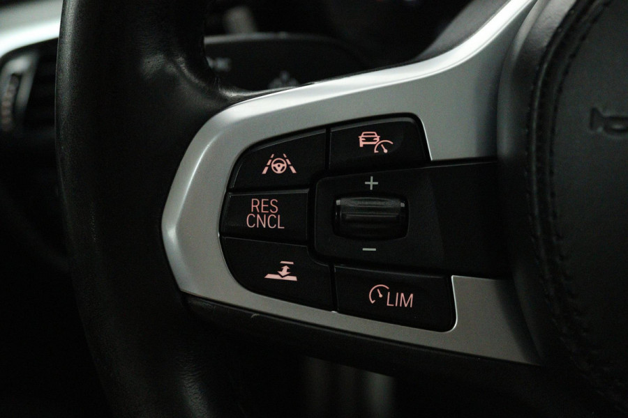 BMW 5 Serie 520i High Executive (PANORAMADAK, H&K, CAMERA, TREKHAAK, STOEL/STUUR VERWARMING, ELEKTR STOELEN, HEAD-UP, NL-AUTO)