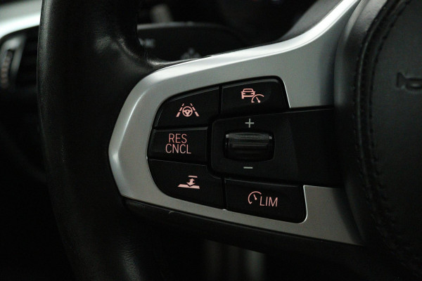BMW 5 Serie 520i High Executive (PANORAMADAK, H&K, CAMERA, TREKHAAK, STOEL/STUUR VERWARMING, ELEKTR STOELEN, HEAD-UP, NL-AUTO)