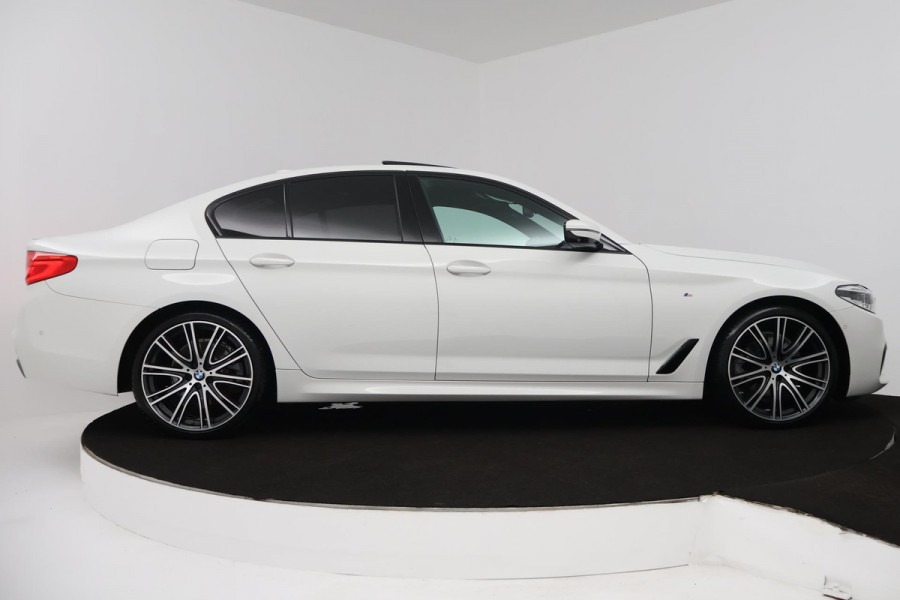 BMW 5 Serie 520i High Executive (PANORAMADAK, H&K, CAMERA, TREKHAAK, STOEL/STUUR VERWARMING, ELEKTR STOELEN, HEAD-UP, NL-AUTO)