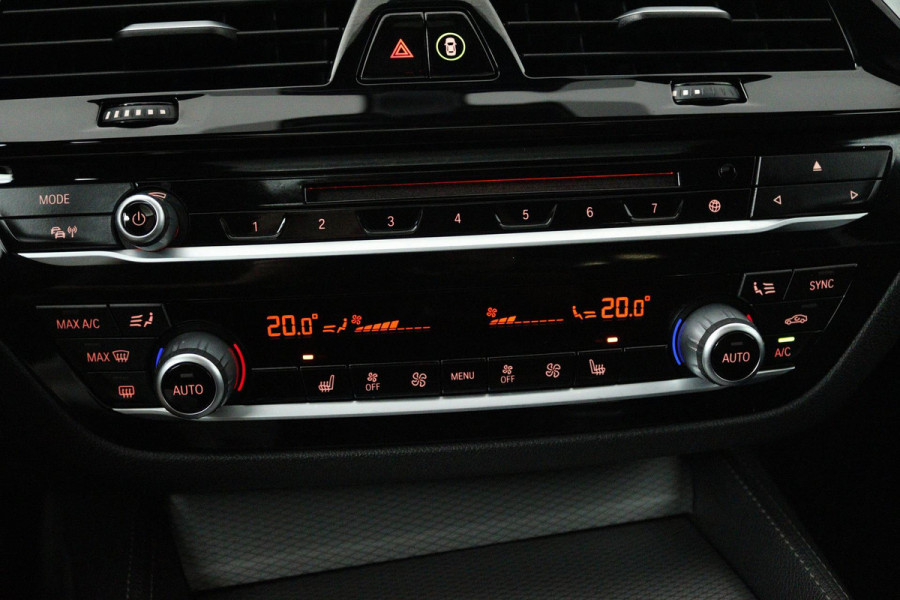 BMW 5 Serie 520i High Executive (PANORAMADAK, H&K, CAMERA, TREKHAAK, STOEL/STUUR VERWARMING, ELEKTR STOELEN, HEAD-UP, NL-AUTO)