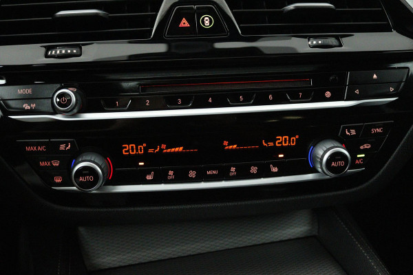 BMW 5 Serie 520i High Executive (PANORAMADAK, H&K, CAMERA, TREKHAAK, STOEL/STUUR VERWARMING, ELEKTR STOELEN, HEAD-UP, NL-AUTO)