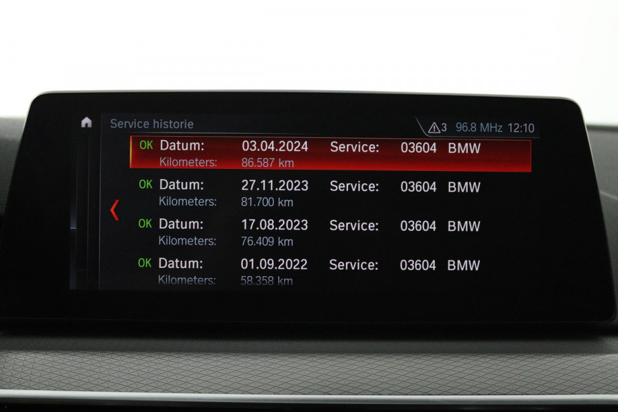 BMW 5 Serie 520i High Executive (PANORAMADAK, H&K, CAMERA, TREKHAAK, STOEL/STUUR VERWARMING, ELEKTR STOELEN, HEAD-UP, NL-AUTO)