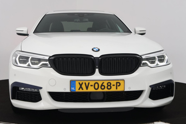 BMW 5 Serie 520i High Executive (PANORAMADAK, H&K, CAMERA, TREKHAAK, STOEL/STUUR VERWARMING, ELEKTR STOELEN, HEAD-UP, NL-AUTO)