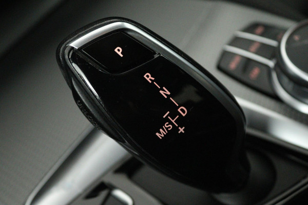 BMW 5 Serie 520i High Executive (PANORAMADAK, H&K, CAMERA, TREKHAAK, STOEL/STUUR VERWARMING, ELEKTR STOELEN, HEAD-UP, NL-AUTO)