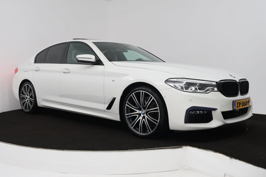 BMW 5 Serie 520i High Executive (PANORAMADAK, H&K, CAMERA, TREKHAAK, STOEL/STUUR VERWARMING, ELEKTR STOELEN, HEAD-UP, NL-AUTO)