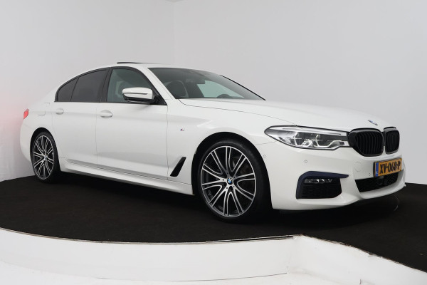 BMW 5 Serie 520i High Executive (PANORAMADAK, H&K, CAMERA, TREKHAAK, STOEL/STUUR VERWARMING, ELEKTR STOELEN, HEAD-UP, NL-AUTO)