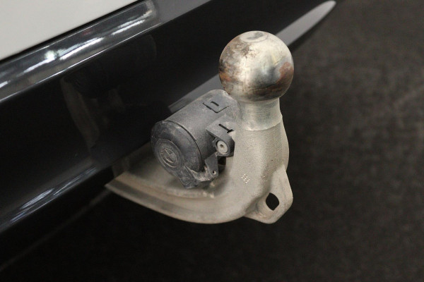 BMW 5 Serie 520i High Executive (PANORAMADAK, H&K, CAMERA, TREKHAAK, STOEL/STUUR VERWARMING, ELEKTR STOELEN, HEAD-UP, NL-AUTO)