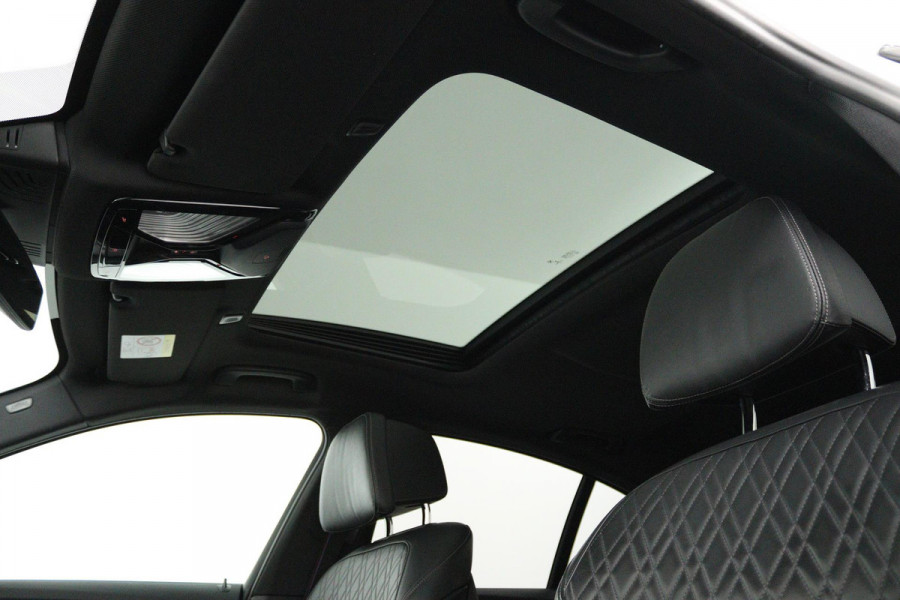 BMW 5 Serie 520i High Executive (PANORAMADAK, H&K, CAMERA, TREKHAAK, STOEL/STUUR VERWARMING, ELEKTR STOELEN, HEAD-UP, NL-AUTO)