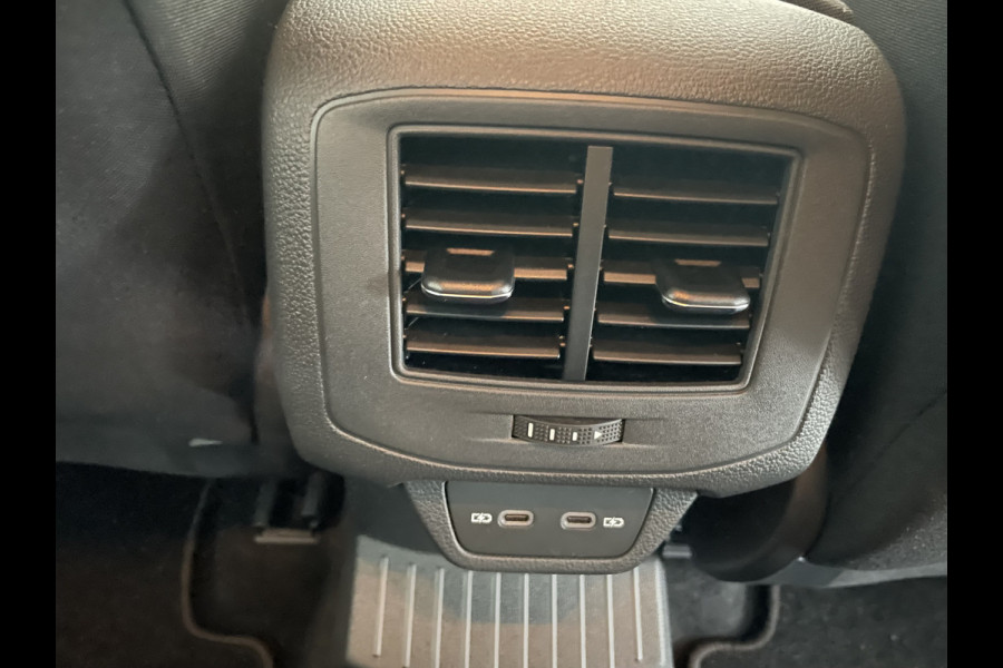Volkswagen T-Roc 1.0 TSI Life Business Airco - cruise control -  parkeersensoren voor en achter - Navigatie -  Dakrails - Lederen stuurwiel