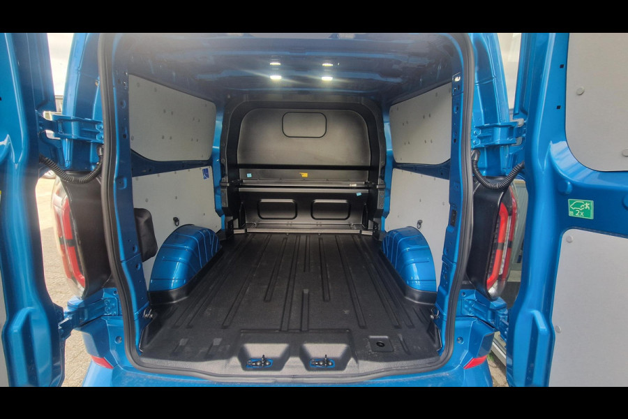 Ford Transit Custom 320 2.5 PHEV L2H1 Sport DC 233pk | 0,99% Renteactie! | Dubbele Cabine | Dubbele zijschuifdeur | Inklapbare trekhaak | 19 inch lichtmetalen Sport velgen (mat zwart) | Verwarmbaar stuurwiel | Navigatie systeem