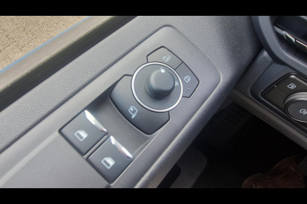 Ford Transit Custom 320 2.5 PHEV L2H1 Sport DC 233pk | 0,99% Renteactie! | Dubbele Cabine | Dubbele zijschuifdeur | Inklapbare trekhaak | 19 inch lichtmetalen Sport velgen (mat zwart) | Verwarmbaar stuurwiel | Navigatie systeem