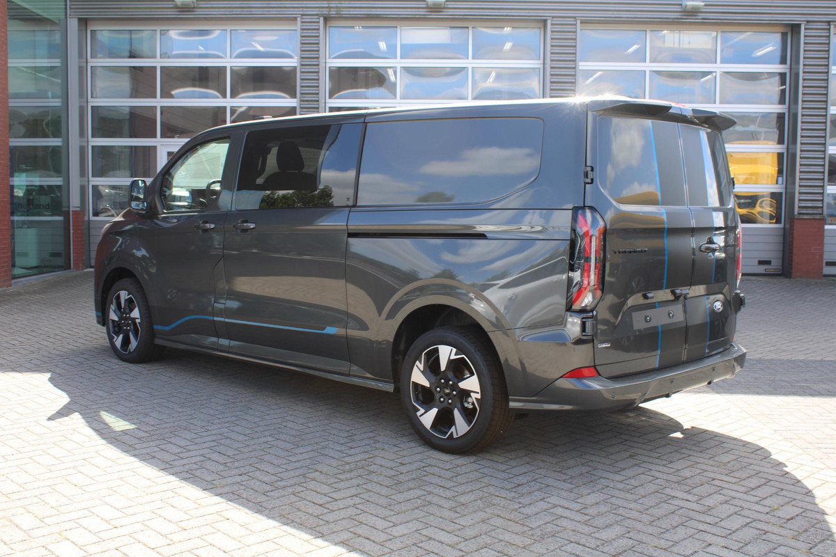 Ford Transit Custom 320 2.5 PHEV L2H1 Sport DC 233pk | | Dubbele Cabine | Dubbele zijschuifdeur | Inklapbare trekhaak | 19 inch lichtmetalen Sport velgen (mat zwart) | Verwarmbaar stuurwiel | Navigatie systeem