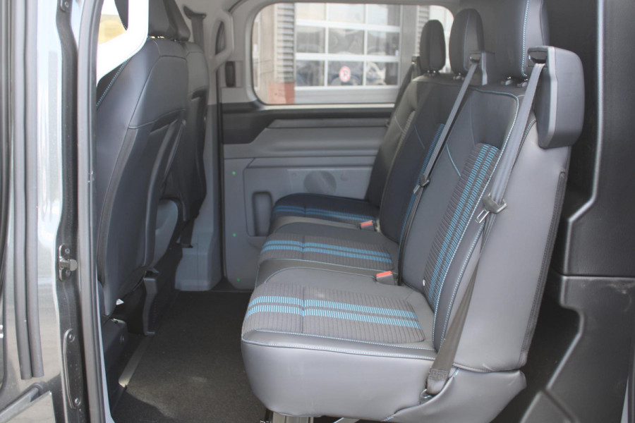 Ford Transit Custom 320 2.5 PHEV L2H1 Sport DC 233pk | | Dubbele Cabine | Dubbele zijschuifdeur | Inklapbare trekhaak | 19 inch lichtmetalen Sport velgen (mat zwart) | Verwarmbaar stuurwiel | Navigatie systeem