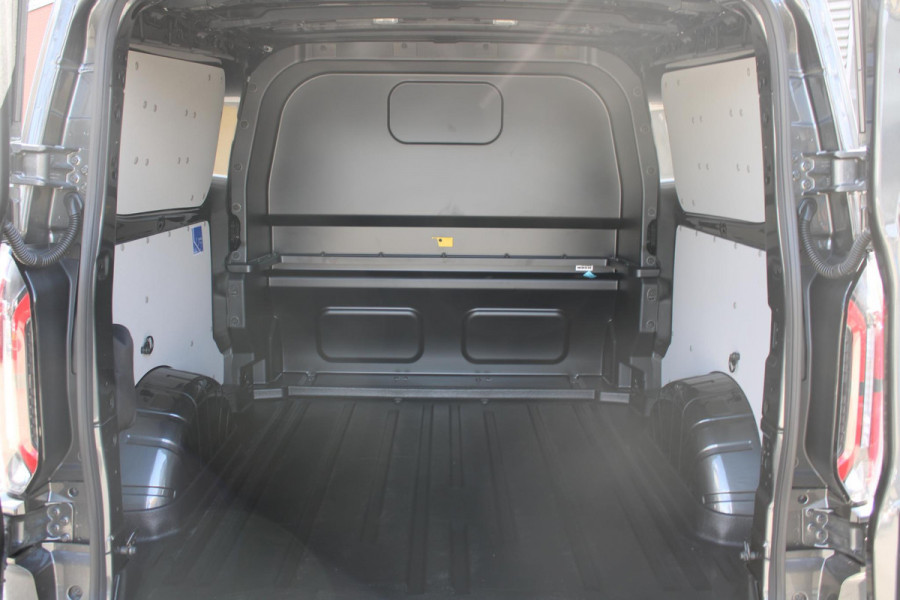 Ford Transit Custom 320 2.5 PHEV L2H1 Sport DC 233pk | | Dubbele Cabine | Dubbele zijschuifdeur | Inklapbare trekhaak | 19 inch lichtmetalen Sport velgen (mat zwart) | Verwarmbaar stuurwiel | Navigatie systeem