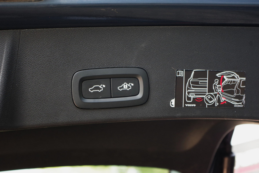 Volvo XC40 1.5 T4 211 PK Recharge Inscription Expression, Trekhaak, Camera, LED, Cruise Control