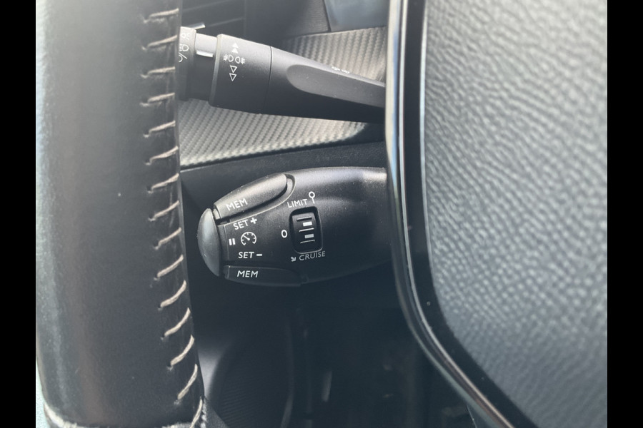 Peugeot e-2008 EV Allure 50 kWh Carplay Navigatie Black Beauty Tel Lader