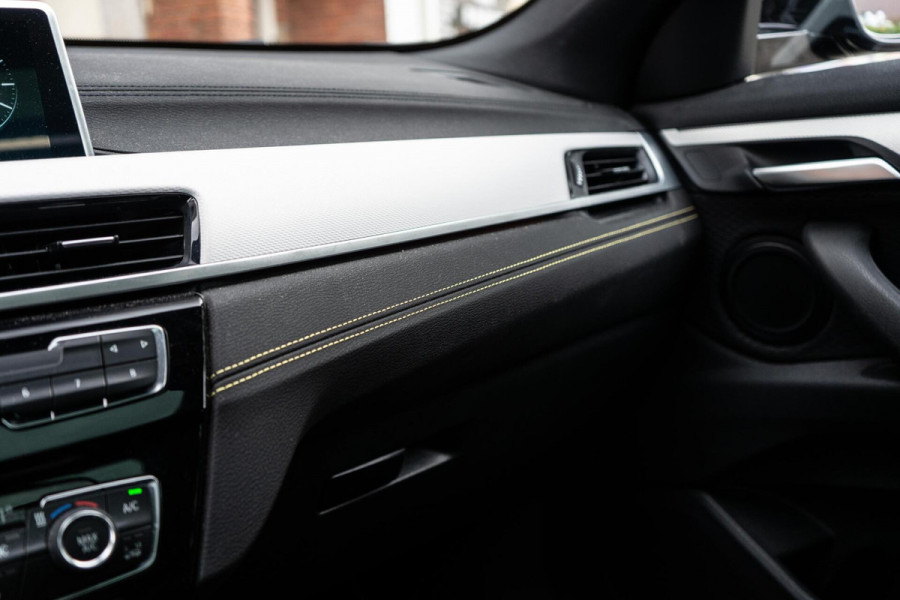 BMW X2 sDrive20i High Executive M-Sport Pano / HUD / Edition
