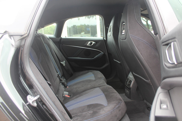 BMW 2 Serie Gran Coupé 218i Business Ed. M Sport / Camera / Alcantara / Apple CarPlay / 19'' / Sportstoelen / Stuurverwarming / Cruise Control