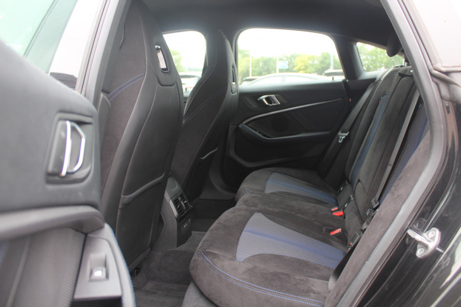 BMW 2 Serie Gran Coupé 218i Business Ed. M Sport / Camera / Alcantara / Apple CarPlay / 19'' / Sportstoelen / Stuurverwarming / Cruise Control