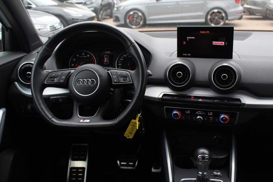 Audi Q2 35 TFSI CoD Sport S line Edition / Navigatie / Parkeerhulp V+A / Sportstoelen / 17'' / LED / Half leder / Cruise Control