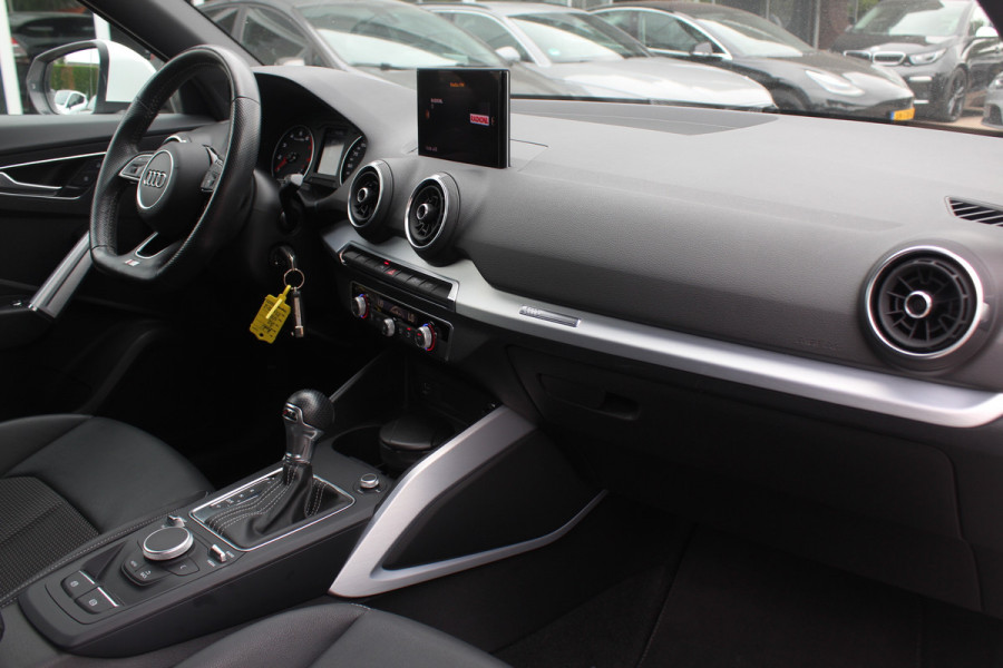 Audi Q2 35 TFSI CoD Sport S line Edition / Navigatie / Parkeerhulp V+A / Sportstoelen / 17'' / LED / Half leder / Cruise Control