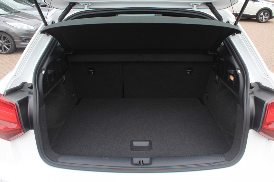 Audi Q2 35 TFSI CoD Sport S line Edition / Navigatie / Parkeerhulp V+A / Sportstoelen / 17'' / LED / Half leder / Cruise Control