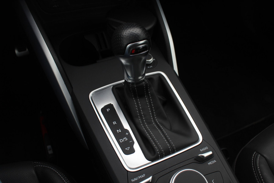 Audi Q2 35 TFSI CoD Sport S line Edition / Navigatie / Parkeerhulp V+A / Sportstoelen / 17'' / LED / Half leder / Cruise Control