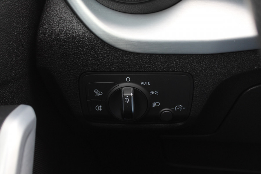 Audi Q2 35 TFSI CoD Sport S line Edition / Navigatie / Parkeerhulp V+A / Sportstoelen / 17'' / LED / Half leder / Cruise Control