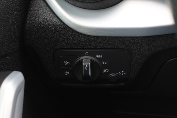 Audi Q2 35 TFSI CoD Sport S line Edition / Navigatie / Parkeerhulp V+A / Sportstoelen / 17'' / LED / Half leder / Cruise Control