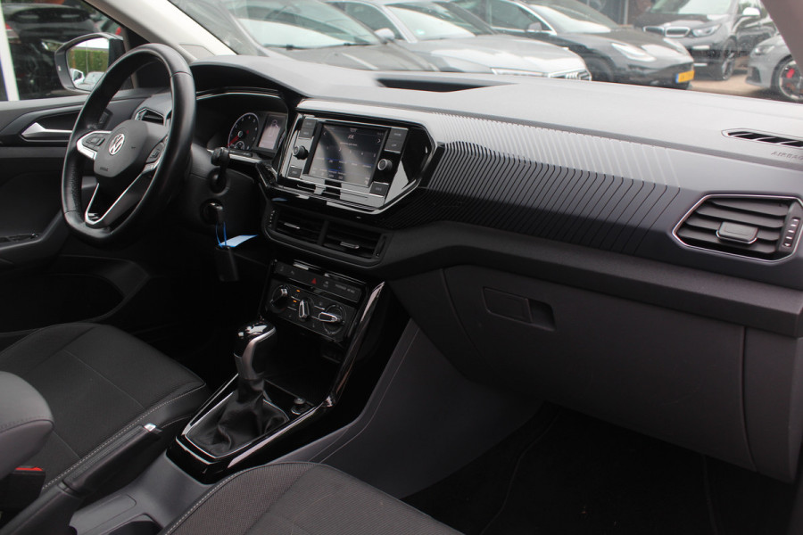 Volkswagen T-Cross 1.0 TSI Style / Trekhaak / Navigatie / Parkeerhulp V+A / 18'' / LED Koplampen / Dodehoek / Stoelverwarming / Apple CarPlay / ACC Volkswagen T-Cross 1.0 TSI Style / Trekhaak / Navigatie / Parkeerhulp V+A / 18'' / LED Koplampen / Dodehoek / Stoelverwarming / Apple CarPlay / ACC