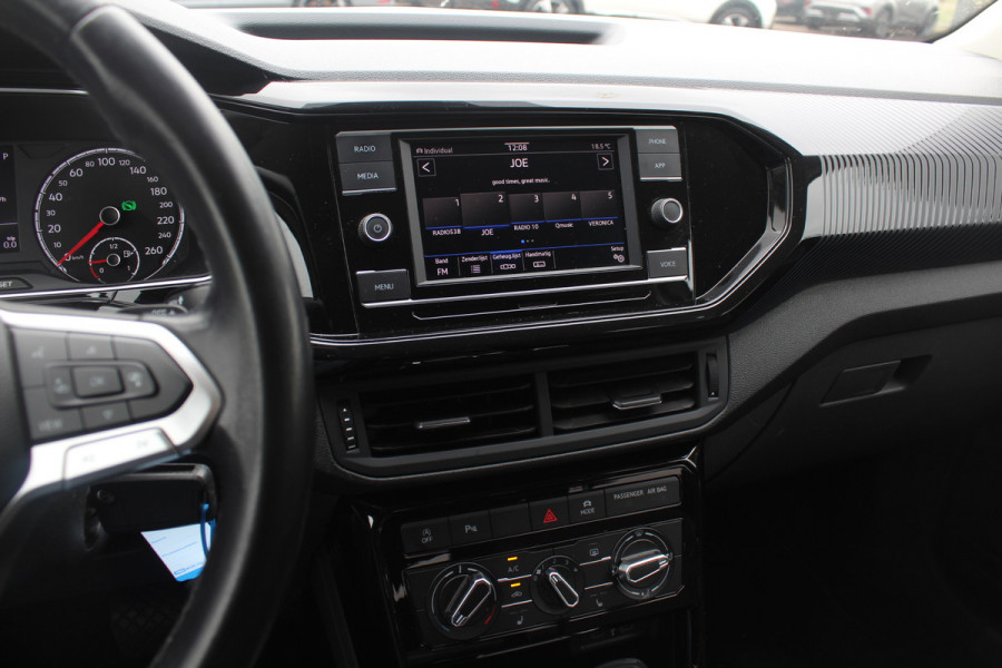 Volkswagen T-Cross 1.0 TSI Style / Trekhaak / Navigatie / Parkeerhulp V+A / 18'' / LED Koplampen / Dodehoek / Stoelverwarming / Apple CarPlay / ACC Volkswagen T-Cross 1.0 TSI Style / Trekhaak / Navigatie / Parkeerhulp V+A / 18'' / LED Koplampen / Dodehoek / Stoelverwarming / Apple CarPlay / ACC