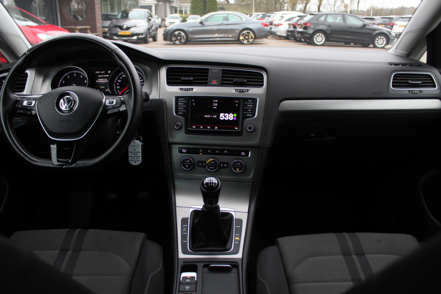 Volkswagen Golf 1.0 TSI Connected Series / Camera / Navigatie / 16'' / Parkeerhulp V+A / Cruise Control / DAB