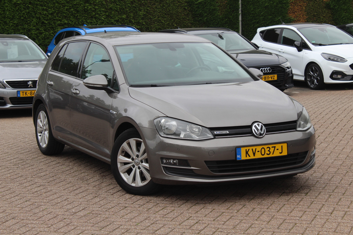 Volkswagen Golf 1.0 TSI Connected Series / Camera / Navigatie / 16'' / Parkeerhulp V+A / Cruise Control / DAB Volkswagen Golf 1.0 TSI Connected Series / Camera / Navigatie / 16'' / Parkeerhulp V+A / Cruise Control / DAB