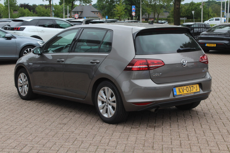 Volkswagen Golf 1.0 TSI Connected Series / Camera / Navigatie / 16'' / Parkeerhulp V+A / Cruise Control / DAB