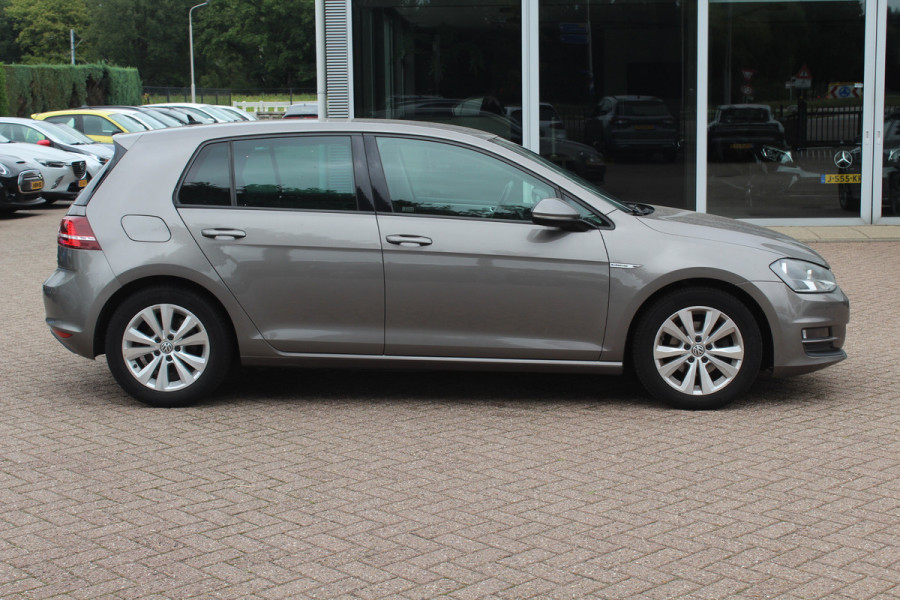 Volkswagen Golf 1.0 TSI Connected Series / Camera / Navigatie / 16'' / Parkeerhulp V+A / Cruise Control / DAB