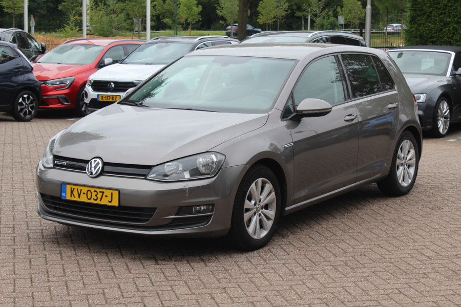 Volkswagen Golf 1.0 TSI Connected Series / Camera / Navigatie / 16'' / Parkeerhulp V+A / Cruise Control / DAB