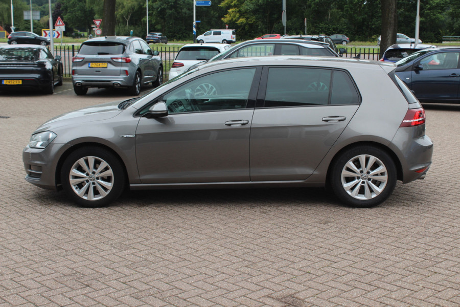 Volkswagen Golf 1.0 TSI Connected Series / Camera / Navigatie / 16'' / Parkeerhulp V+A / Cruise Control / DAB