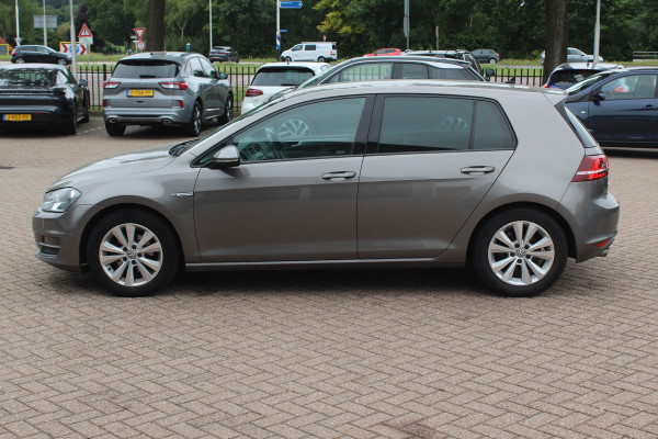 Volkswagen Golf 1.0 TSI Connected Series / Camera / Navigatie / 16'' / Parkeerhulp V+A / Cruise Control / DAB
