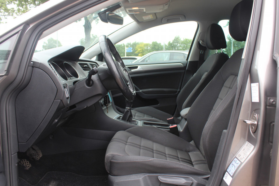 Volkswagen Golf 1.0 TSI Connected Series / Camera / Navigatie / 16'' / Parkeerhulp V+A / Cruise Control / DAB