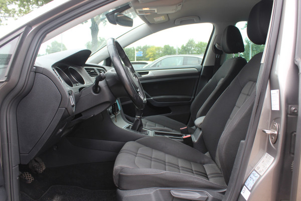 Volkswagen Golf 1.0 TSI Connected Series / Camera / Navigatie / 16'' / Parkeerhulp V+A / Cruise Control / DAB