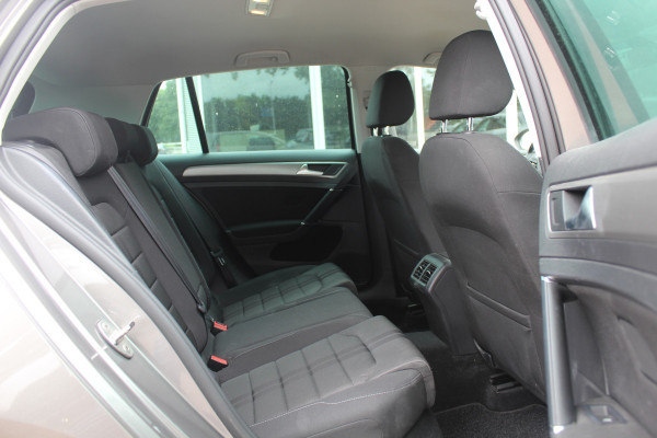 Volkswagen Golf 1.0 TSI Connected Series / Camera / Navigatie / 16'' / Parkeerhulp V+A / Cruise Control / DAB