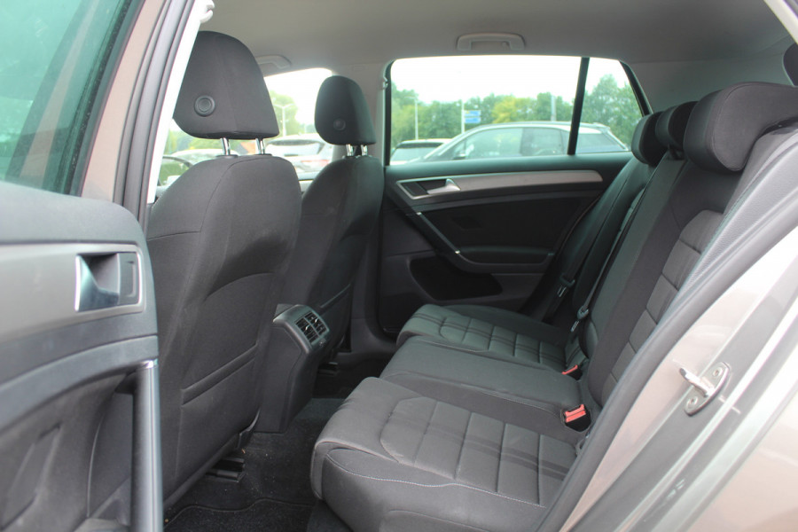 Volkswagen Golf 1.0 TSI Connected Series / Camera / Navigatie / 16'' / Parkeerhulp V+A / Cruise Control / DAB