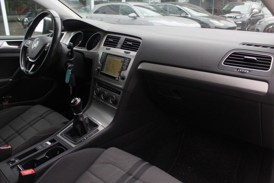 Volkswagen Golf 1.0 TSI Connected Series / Camera / Navigatie / 16'' / Parkeerhulp V+A / Cruise Control / DAB