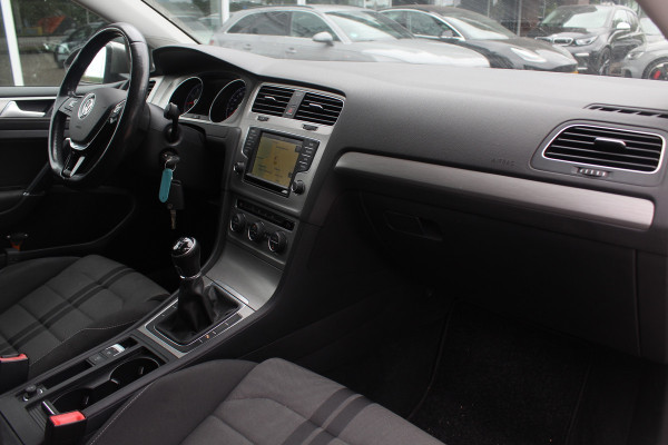 Volkswagen Golf 1.0 TSI Connected Series / Camera / Navigatie / 16'' / Parkeerhulp V+A / Cruise Control / DAB
