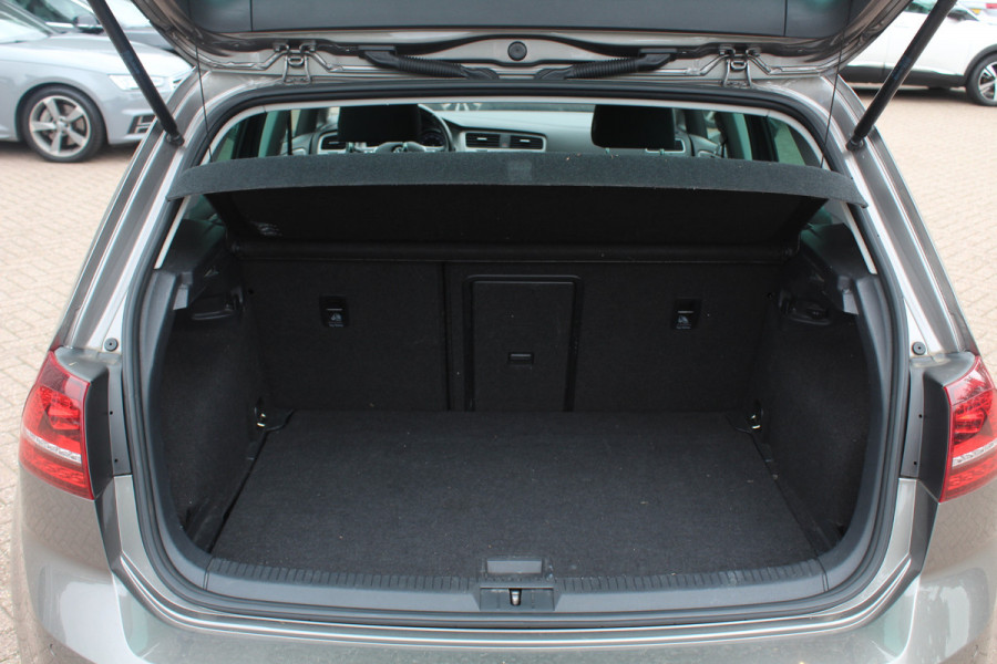Volkswagen Golf 1.0 TSI Connected Series / Camera / Navigatie / 16'' / Parkeerhulp V+A / Cruise Control / DAB