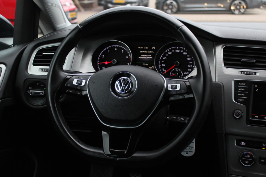 Volkswagen Golf 1.0 TSI Connected Series / Camera / Navigatie / 16'' / Parkeerhulp V+A / Cruise Control / DAB