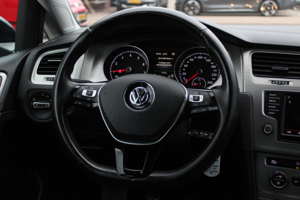 Volkswagen Golf 1.0 TSI Connected Series / Camera / Navigatie / 16'' / Parkeerhulp V+A / Cruise Control / DAB