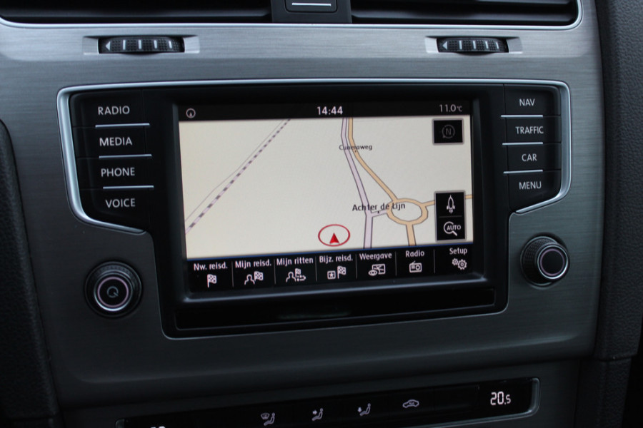 Volkswagen Golf 1.0 TSI Connected Series / Camera / Navigatie / 16'' / Parkeerhulp V+A / Cruise Control / DAB